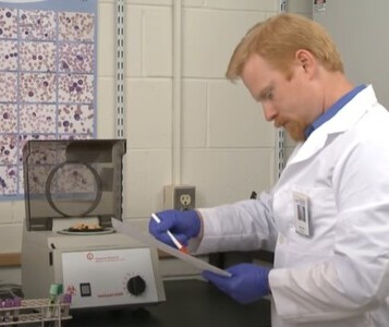 Клиника лечения наркозависимости в Приволжске Врач в кабинете клиники