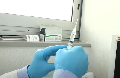 Проведение кодирования Вивитролом в Приволжске Шприц с Вивитролом в руках у врача